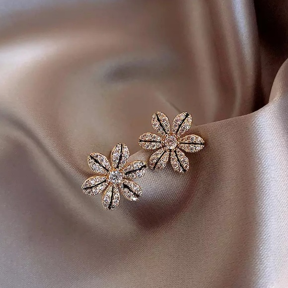 Jewelry - 🎃✨🆕 " Dafne" Flower Earrings